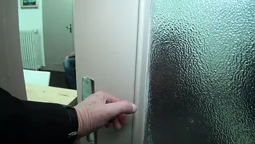 Красивая 20-летняя шлюха трахается с двумя незнакомцами