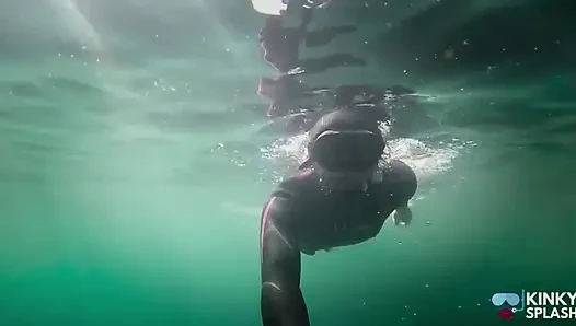 Parlak iki parçalı elbiseme dalıyorum