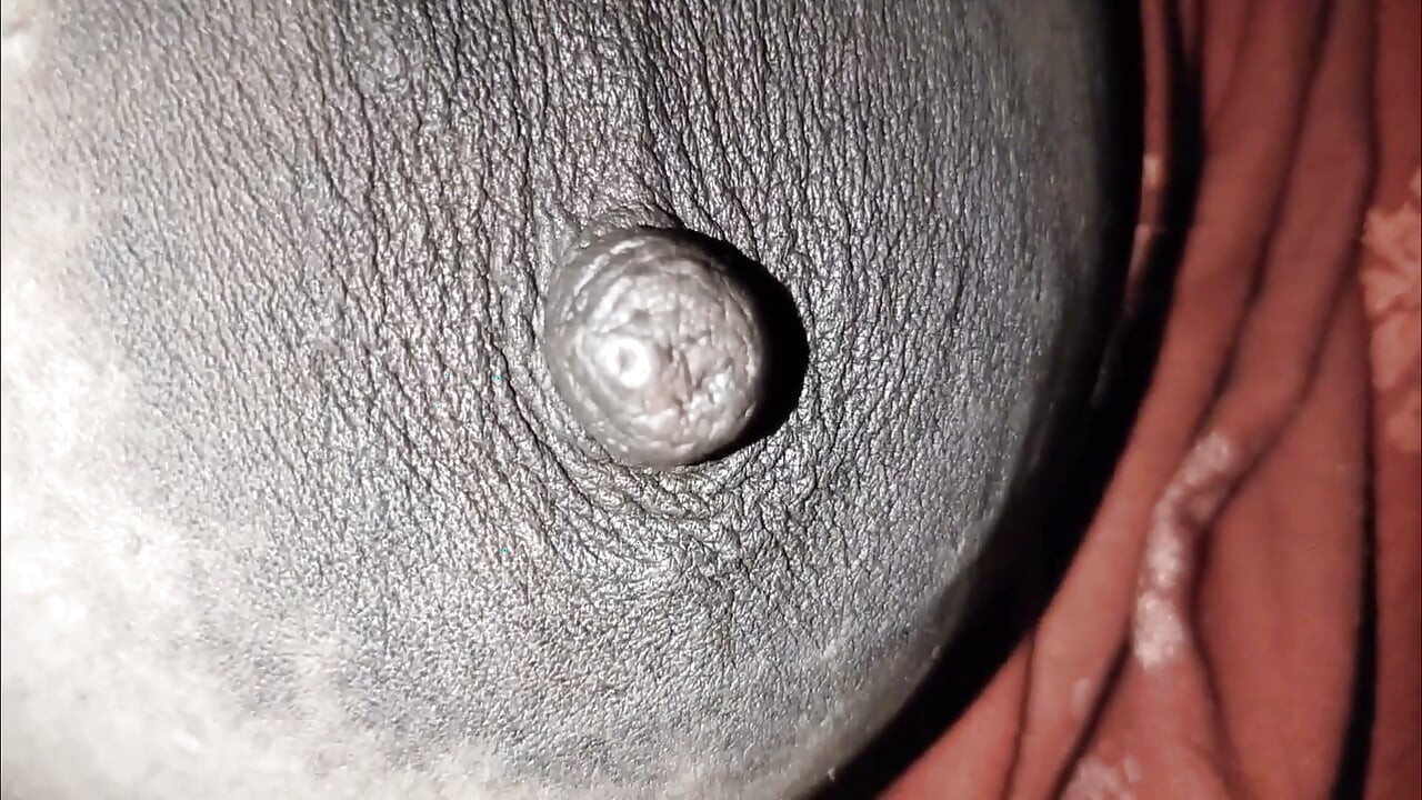 Madrasta mostra peitos leitosos e buceta suculenta