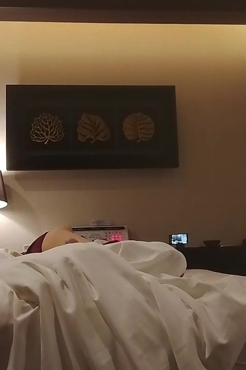 لم الشمل في فندق حب: محاولة سرية مليئة بالشهوة