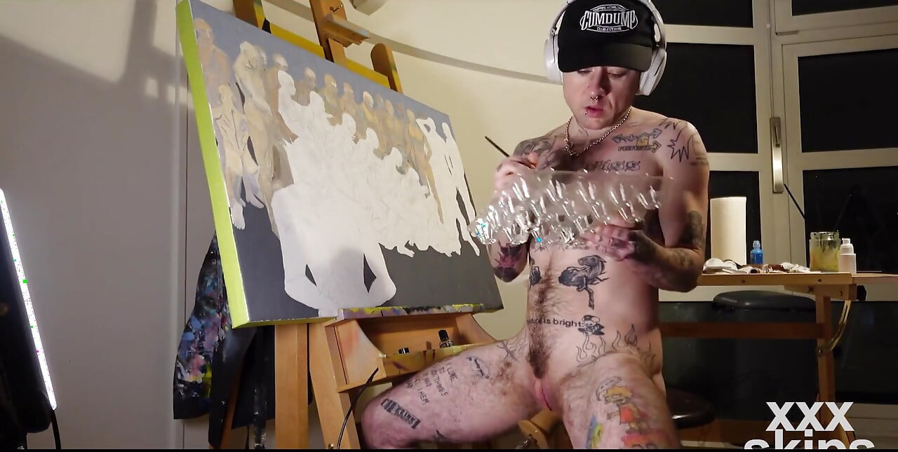 Geile ftm-kunstenaar xxx slaat werk aan een schilderij over terwijl hij zijn roze jongenspoesje krijgt geneukt door een neukmachine
