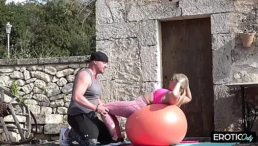 Гэнгбэнг с мячом на улице с текущим кримпаем, перегрузкой