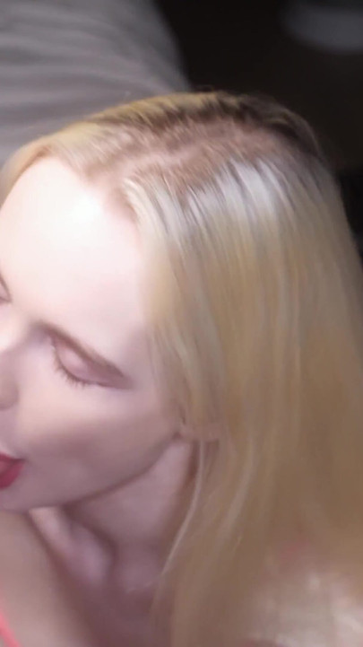 Симпатичная сексуальная блондинка сосет, трахается и заполняет ее киску спермой - кримпай