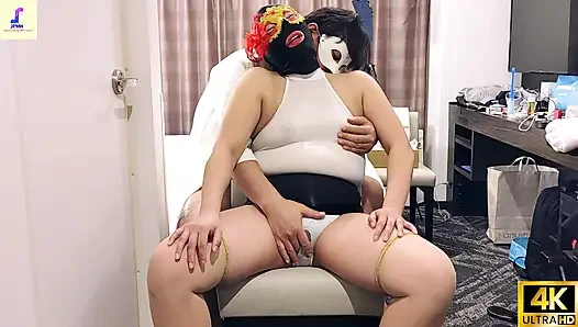 Seks kölesi maskesi takan ellili yaşlarında bir genç, kendini halka açık mastürbasyona dalıyor ve erotik cosplay içinde meyve suyu damlatıyor