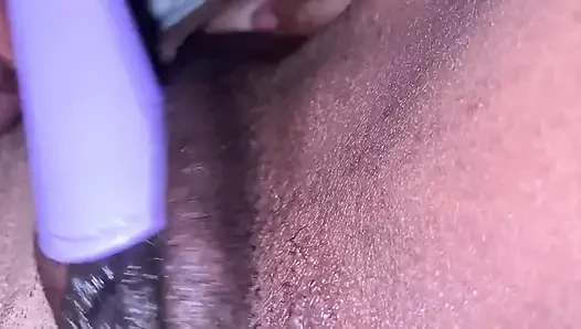 Amateur-ebenholz-muschi-masturbation mit haarbürste