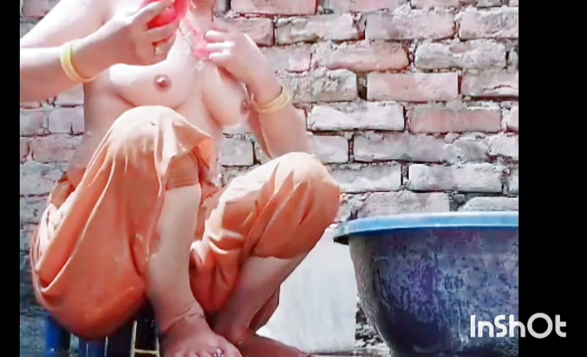 Fit Aur Qute Ladki Ki Chamakdar Bath Scene: Ek Lagbhag Masti Ka Anand"