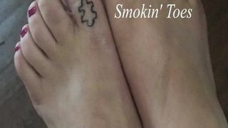 Sugarpuss420 के धूम्रपान &#39;पैर की उंगलियों