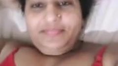 Krásná sexy vdaná bhabhi ukazující na videohovoru