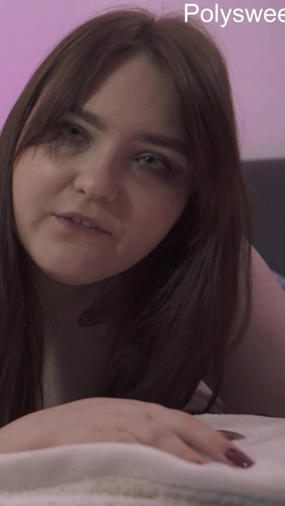 Sh kadın onu takma yarakla sikerken külotu dölleniyor