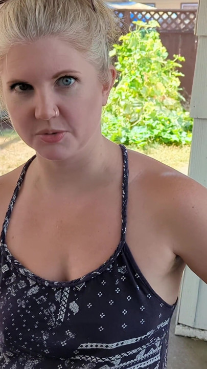 Rewarding My Neighbor with a Blowjob for Returning My Mail