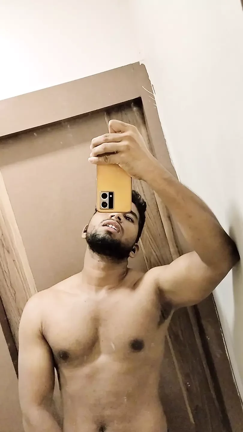 Lelaki desi India berotot berkelip zakar hitam besar, pancutan mani solo..