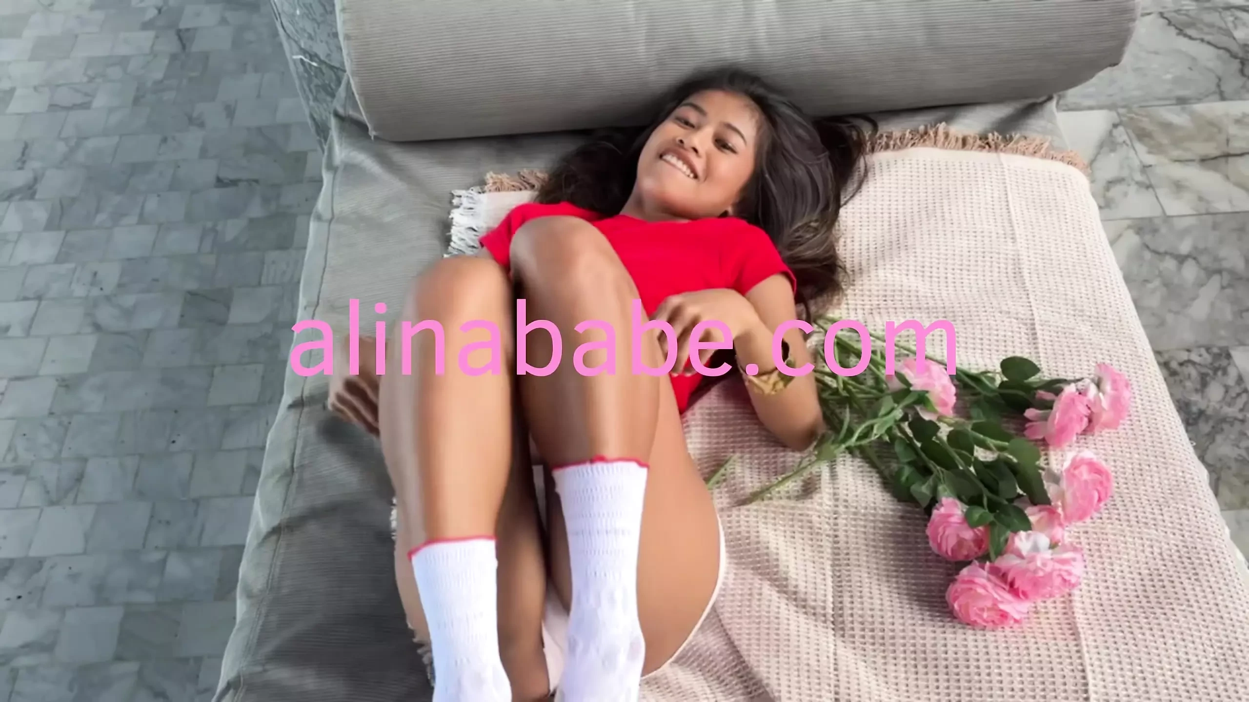 热辣的素人女孩在游泳池里抽搐她的屁股