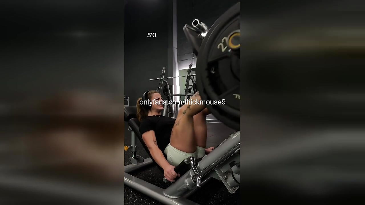 Menina de academia de 18 anos acidentalmente mostra buceta apertada durante transmissão ao vivo