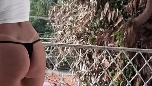 Я и Дай Белан почти голые, мыли балкон квартиры, а соседи наблюдали за нами