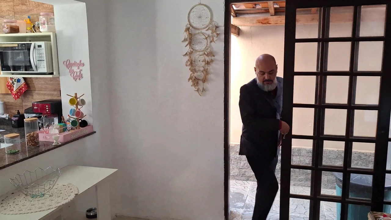 Evli kadın striptiz yapıyor ve ikisi de kocasına sakso çekebilmesi için soyunuyor.