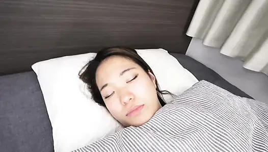 Alice tukishima dientot habis-habisan sambil fingering memeknya sampai matanya merem melek