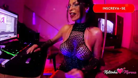 Brazilian Brunette Live: a Presence That Captivates
