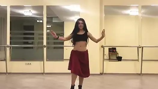 XXX танцует
