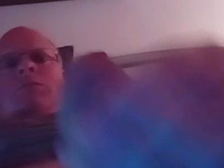 आदमी स्काइप पर गंदी बात कर रही युवा लड़की को हस्तमैथुन करता है