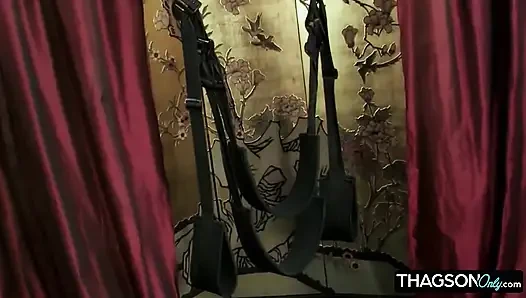 Бурный лесбийский экшн со страпоном и интенсивным лизанием киски