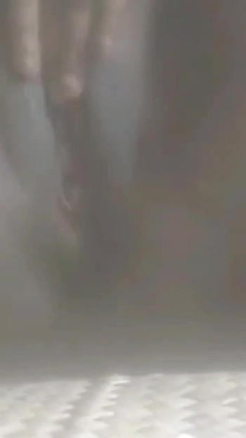 Must-see moment uit "Dus deed ik een parachute in mijn poesje, deed ik grond in mijn poesje en liet haar elke avond alleen los"