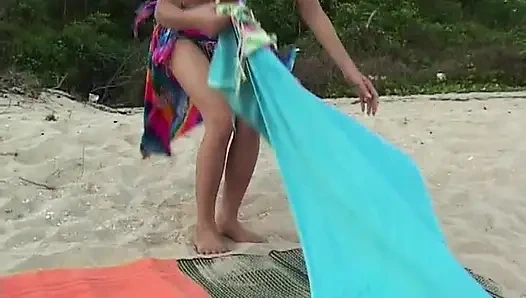 Симпатичные девушки обожают играть на пляже