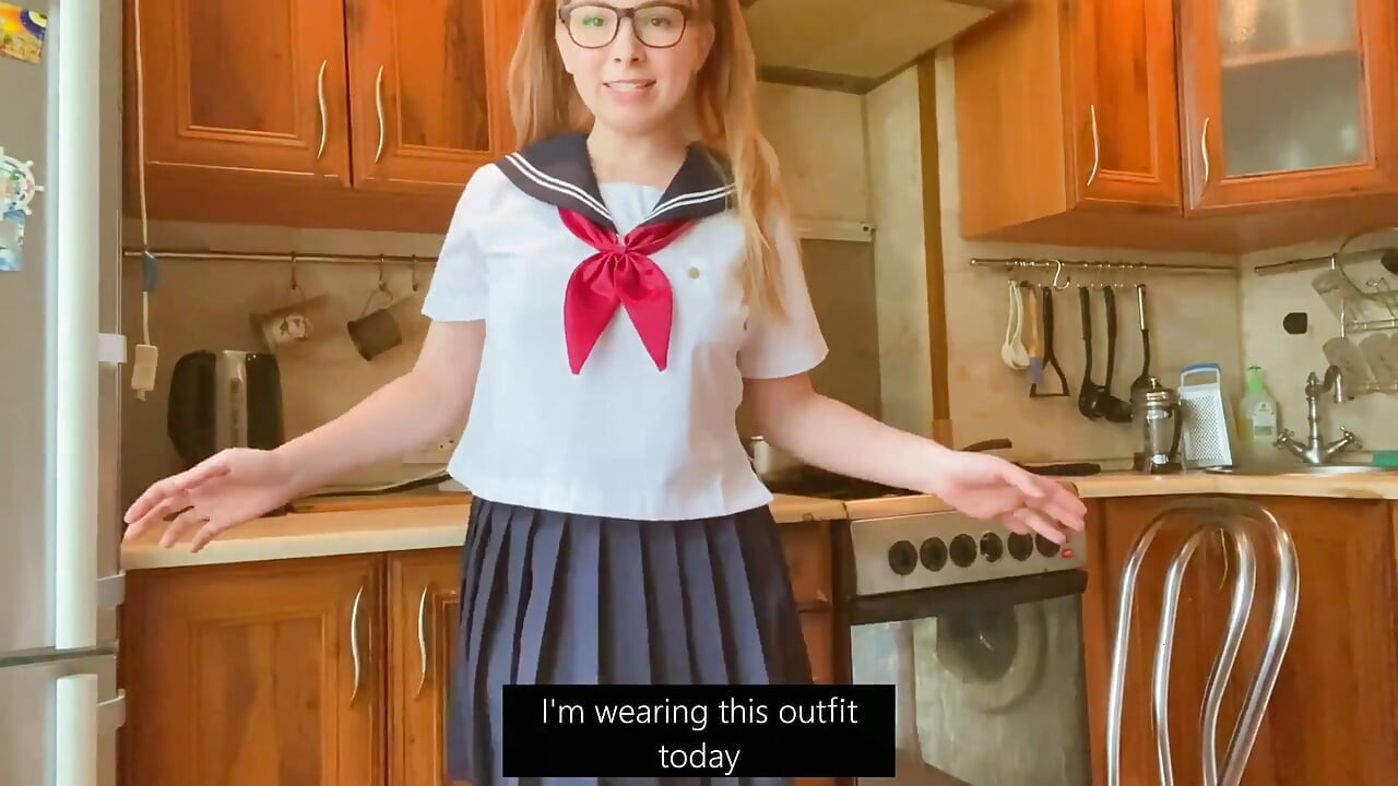 Cosplay w japońskim mundurze college'u, dziewczyna masturbuje się i spuści w kuchni