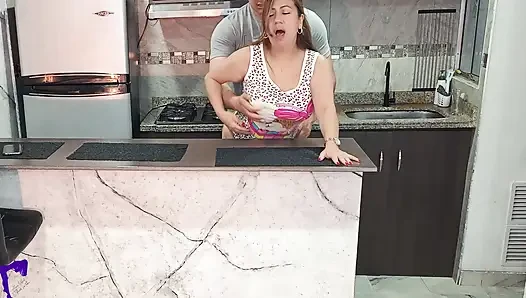 Mutfakta En Iyi Arkadaşımın Orta Yaşlı Seksi Karısı Beni Azdırıyor Ve Sonunda Vajinal Dölleme Ile Sert Sikişiyoruz