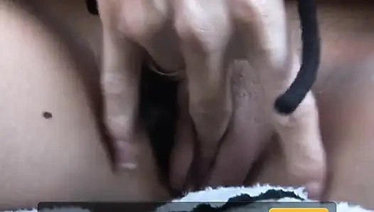 Блондинка с натуральными сиськами мастурбирует