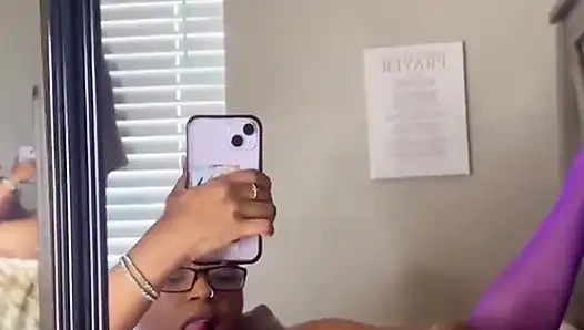 Seksi zenci bebek amcığını parmaklıyor ıslak dildo