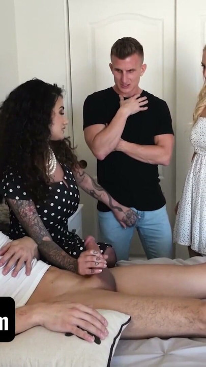 Mama vitregă țâțoasă Arabelle Raphael îi oferă prietenei ei Julia Robbie o lecție de venerare a pulii -wap momswap | Clip 2