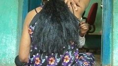 Les cheveux des aisselles d'une fille rasés par un coiffeur.