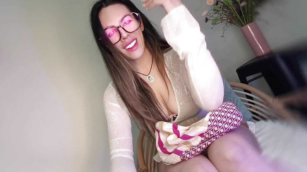 Gadis hot rambut cokelat lagi asik masturbasi pakai dildo sendirian di kamar hotel sampai muncrat saat halloween