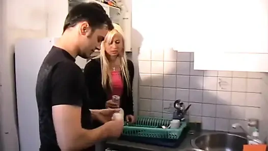 Ev kölesi mutfağı temizlemeli