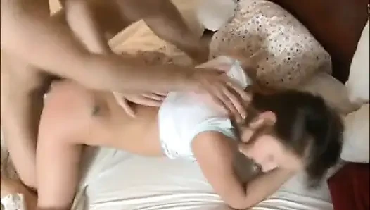 Çoraplı ve tişörtlü esmer kadın sert sikiliyor