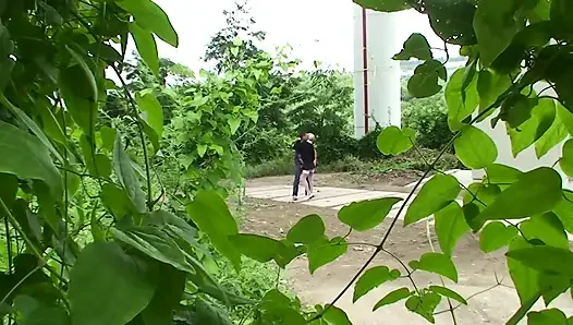 Olgun esmer ormanda ve arabada sert sikiliyor