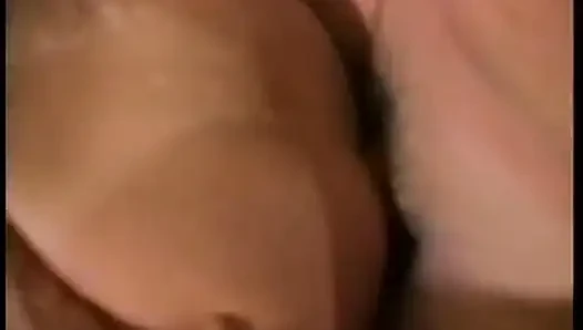 Cowok berondong ini lagi asik muasin memeknya pakai dildo gaya doggy