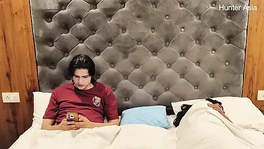 Возбужденный пасынок делит постель с мачехой - 1