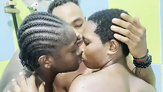 Siyahlar sadece çekim öncesi duş zamanı bu seksi biseksüel zenci ve erkeğiyle sevişmeye dönüştü