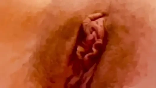 Tante seksi ini lagi asik ngentot memeknya habis-habisan
