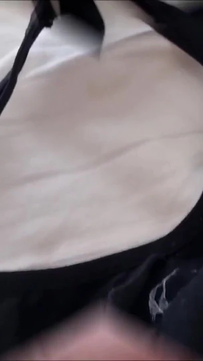Poderoso momento de "Encontré la tanga y el tanga de un extraño en el bosque y los cubrimos en mi semen"