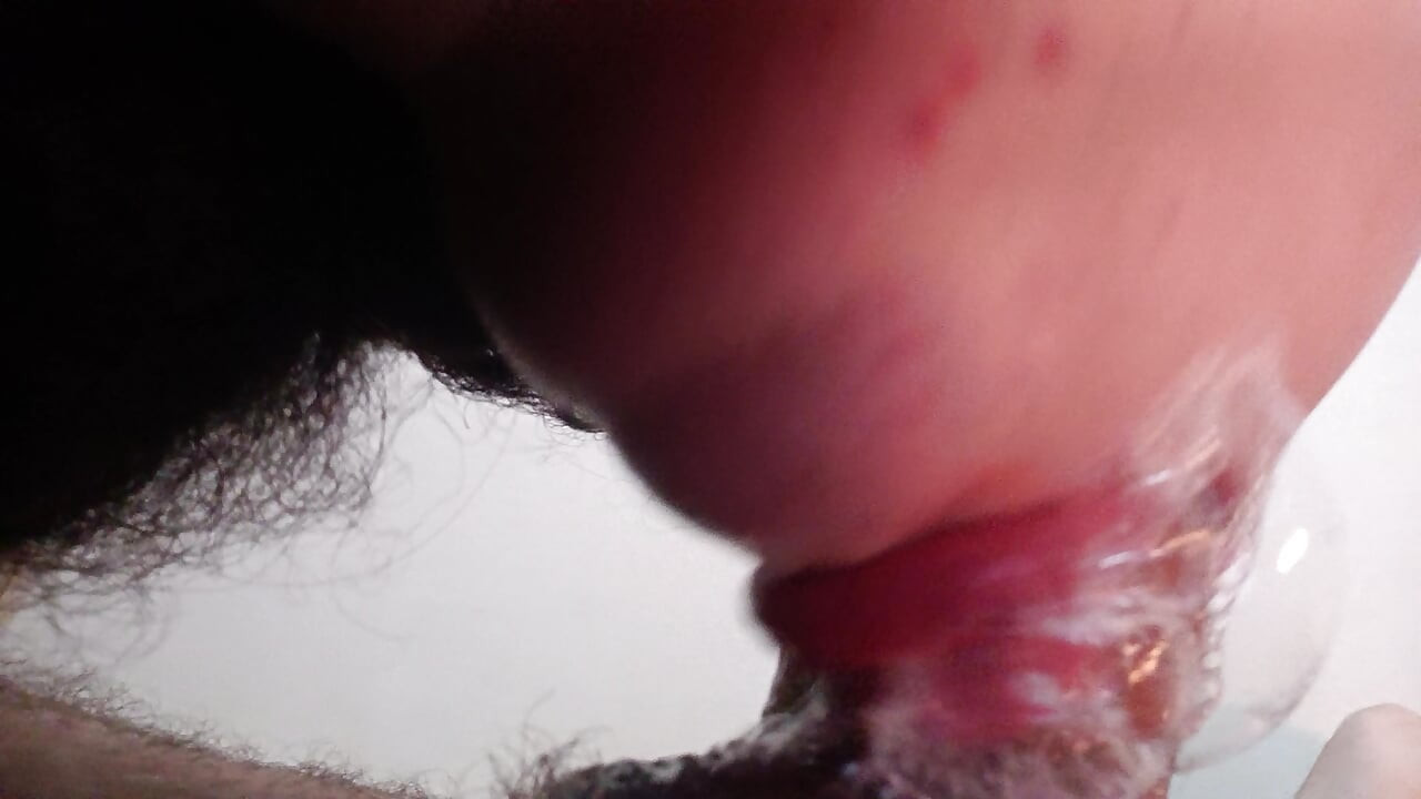 EXTREME POV OF THIS LITTLE MOUTH GOING DEEP INTO THE STALK OF THE CUCKOLD'S EXICTADO COCK
