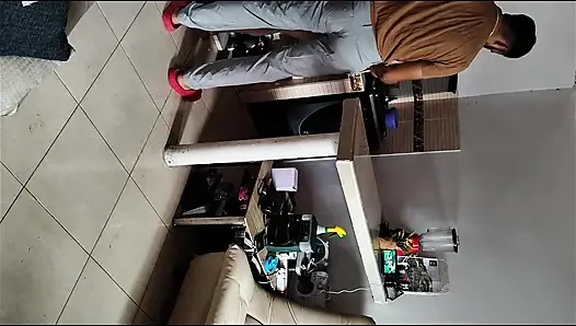 Onu Kaydediyor ve Üvey Annesiyle Mutfakta Seks Edişini İzliyor