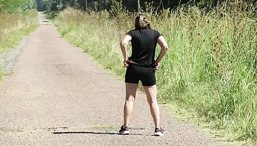 Patricia yaz güneşinin altında soyunuyor