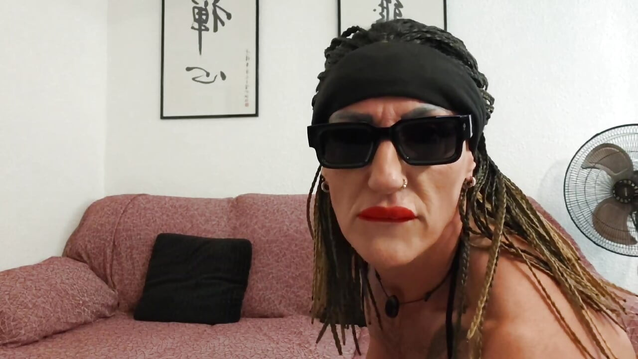 Господиня Данакс робить смердючий пердеж, розмовляючи дуже брудно