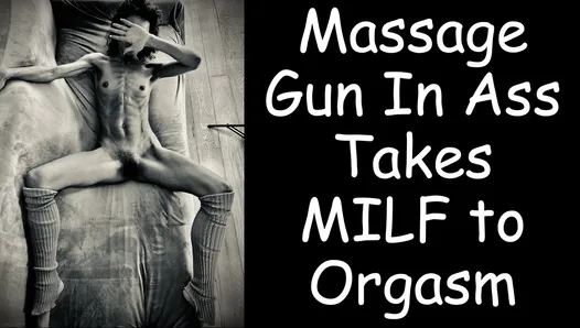 Супер сексуальная худенькая милфа принимает дилдо в массажный пистолет глубоко в ее задницу
