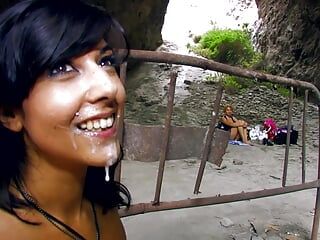 Drobná latinskoamerická teenagerka byla poprvé ošukaná do zadku