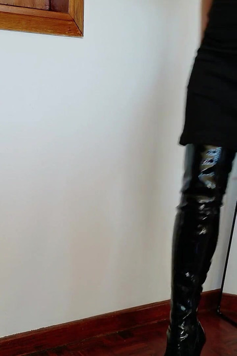 Pareja outift - botas para complacer y pequeño vestido negro