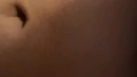 Yatmadan önce kısa boyluyla eğleniyorum. O sıkı amcığı boşalmaya bayılıyorum.