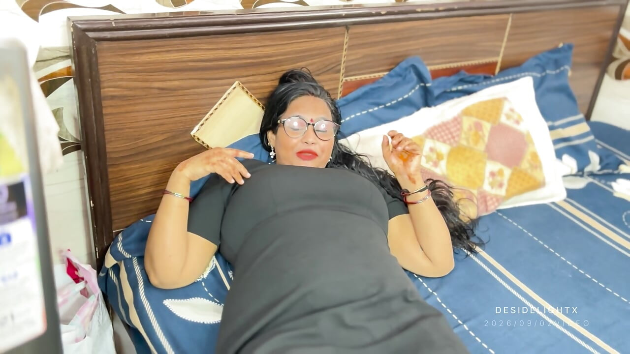 Hot Girlfriend with Big Boobs Taken to Hotel Room Hindi Video